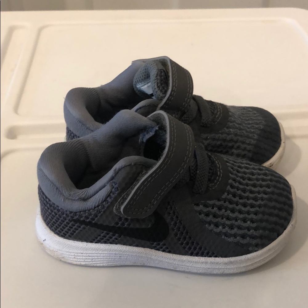 Nike tennis shoes - toddler - gray - size 4c